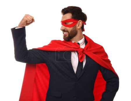 Feliz hombre de negocios con capa de superhéroe rojo y máscara sobre fondo blanco
