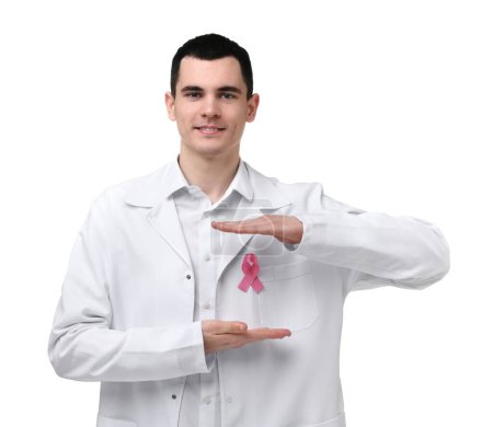 Retrato de mamólogo sonriente protegiendo la cinta rosa sobre fondo blanco. Concientización sobre el cáncer de mama