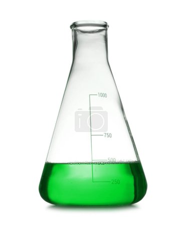 Frasco cónico con líquido verde aislado sobre blanco. Artículos de vidrio de laboratorio