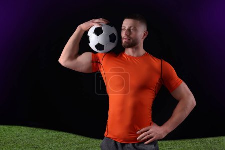 Jeune homme athlétique avec ballon de football sur le stade