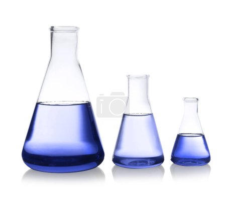 Frascos cónicos con líquido azul aislado sobre blanco. Artículos de vidrio de laboratorio
