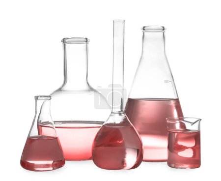 Artículos de vidrio de laboratorio con líquido rojo aislado en blanco