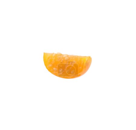 Pieza de fruta de physalis naranja madura aislada en blanco