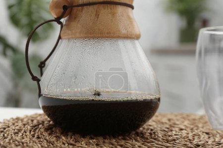 Foto de Cafetera de vidrio chemex con café en la mesa, primer plano - Imagen libre de derechos