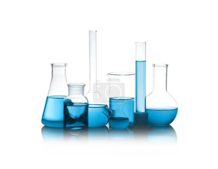 Artículos de vidrio de laboratorio con líquido azul aislado en blanco
