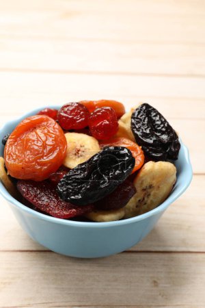Téléchargez les photos : Mélange de délicieux fruits secs sur une table en bois blanc, gros plan - en image libre de droit