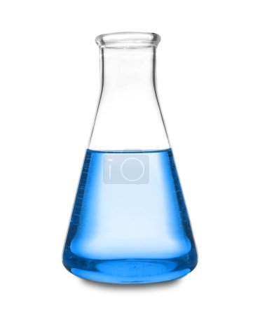 Frasco cónico con líquido azul aislado sobre blanco. Artículos de vidrio de laboratorio
