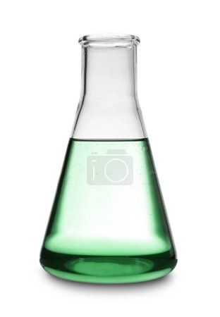 Frasco cónico con líquido verde aislado sobre blanco. Artículos de vidrio de laboratorio