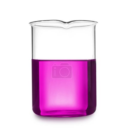 Bécher avec liquide violet isolé sur blanc. Verrerie de laboratoire