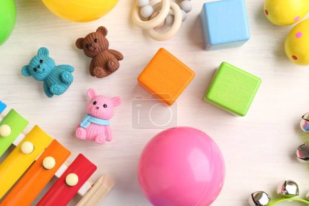 Téléchargez les photos : Concept de chanson de bébé. xylophone en bois et jouets sur la table, pose plate - en image libre de droit