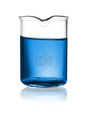 Bécher avec liquide bleu isolé sur blanc. Verrerie de laboratoire
