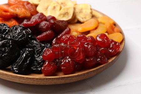 Téléchargez les photos : Délicieux fruits secs sur table blanche, gros plan - en image libre de droit
