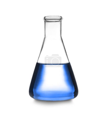 Frasco cónico con líquido azul aislado sobre blanco. Artículos de vidrio de laboratorio
