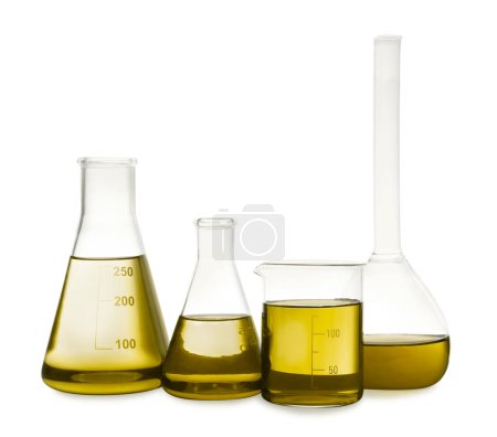 Verrerie de laboratoire avec liquide jaune isolé sur blanc