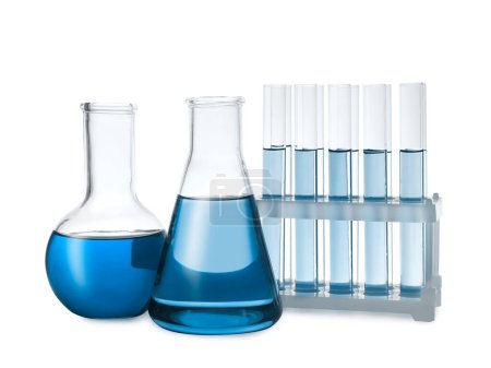 Artículos de vidrio de laboratorio con líquido azul aislado en blanco
