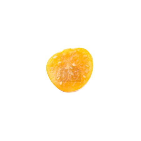 Die Hälfte der reifen orangen Physalis-Frucht isoliert auf weiß