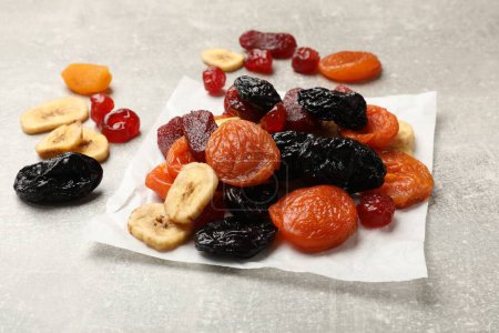 Téléchargez les photos : Mélange de délicieux fruits secs sur table grise, gros plan - en image libre de droit