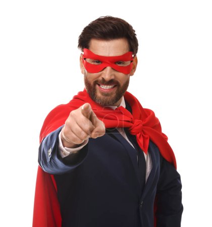 Feliz hombre de negocios con capa de superhéroe rojo y máscara sobre fondo blanco