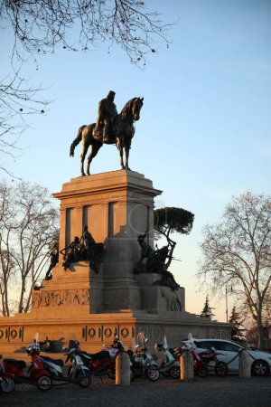 Roma, Italia - 4 de febrero de 2024: Monumento a Garibaldi y vehículos aparcados al aire libre