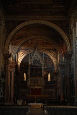 ROM, ITALIEN - 2. FEBRUAR 2024: Innenraum der Erzbasilika in der Basilika St. Johannes im Lateran