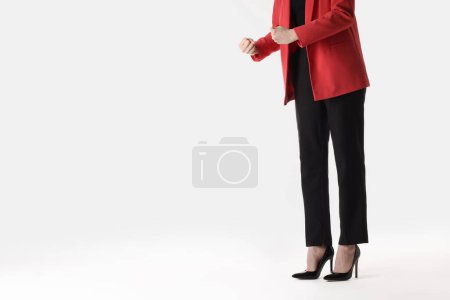 Geschäftsfrau mit wütenden Fäusten auf weißem Hintergrund, Nahaufnahme