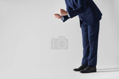 Geschäftsmann mit wütenden Fäusten auf weißem Hintergrund, Nahaufnahme