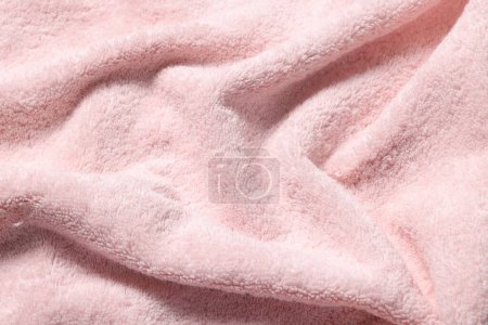Textur aus rosa zerknülltem Stoff als Hintergrund, Draufsicht