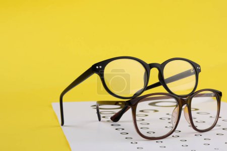 Sehtest und Brille auf gelbem Hintergrund, Platz für Text