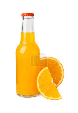 Köstliche Kombucha in Glasflasche und Orange isoliert auf Weiß
