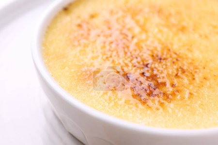 Téléchargez les photos : Délicieuse crème brulée dans un bol sur la table, gros plan - en image libre de droit