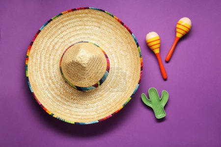 Sombrero mexicano sombrero, maracas y cactus de juguete sobre fondo violeta, plano