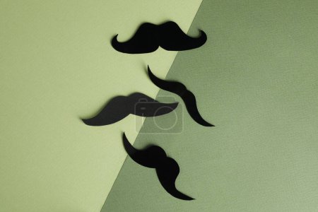 Téléchargez les photos : Moustaches de papier faux sur fond de couleur, pose plate - en image libre de droit