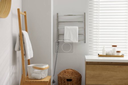 Foto de Barandilla climatizada con toalla en pared blanca en el baño - Imagen libre de derechos