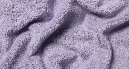 Textur aus weichem violett zerknittertem Stoff als Hintergrund, Draufsicht