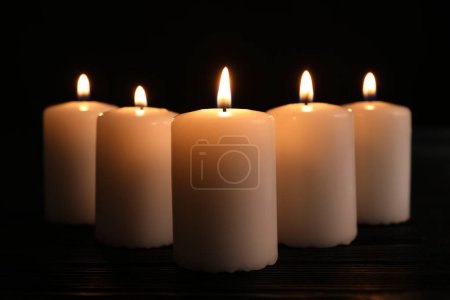 Brennende Kerzen auf dunklem Hintergrund. Gedenktag