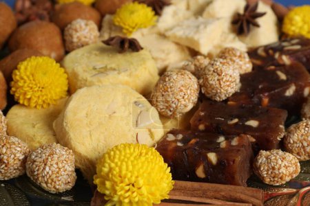 Diwali-Feier. Leckere indische Süßigkeiten und Gewürze auf Teller, Nahaufnahme