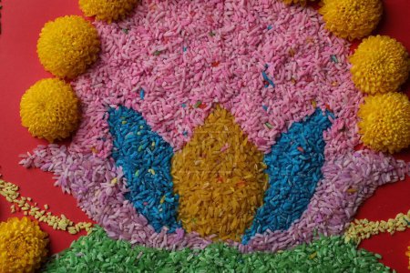 Téléchargez les photos : Joyeux Diwali. Composition avec rangoli coloré et fleurs de chrysanthème sur fond rouge, vue de dessus - en image libre de droit