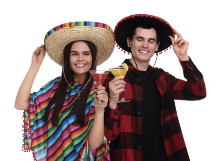 Téléchargez les photos : Charmant couple en sombrero mexicain chapeaux avec cocktails sur fond blanc - en image libre de droit
