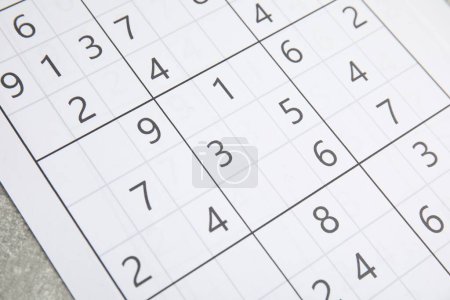 Foto de Sudoku rompecabezas en la mesa gris, vista de cerca - Imagen libre de derechos