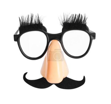 Téléchargez les photos : Masque drôle avec fausse moustache, nez et lunettes isolés sur blanc - en image libre de droit