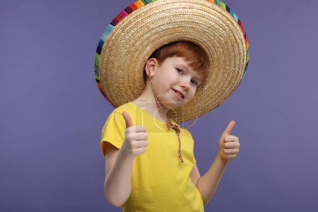Lindo chico en sombrero mexicano sombrero sobre fondo violeta