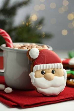 Foto de Sabrosa galleta casera de Navidad y chocolate caliente con malvaviscos en la mesa blanca, primer plano - Imagen libre de derechos
