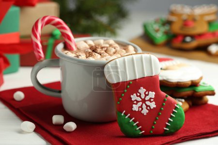 Foto de Sabrosa galleta casera de Navidad y chocolate caliente con malvaviscos en la mesa blanca, primer plano - Imagen libre de derechos