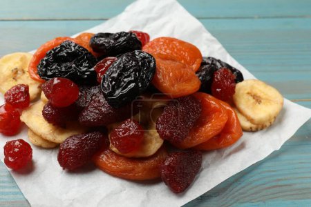 Téléchargez les photos : Mélange de délicieux fruits secs sur table en bois bleu clair, gros plan - en image libre de droit