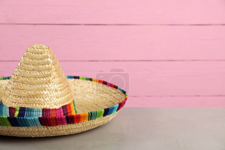 Chapeau mexicain sombrero sur table grise, gros plan. Espace pour le texte