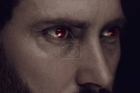 Böser Blick. Mann mit roten dämonischen Augen, Nahaufnahme