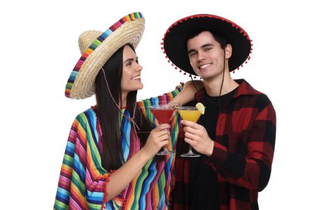Téléchargez les photos : Charmant couple en sombrero mexicain chapeaux avec cocktails sur fond blanc - en image libre de droit