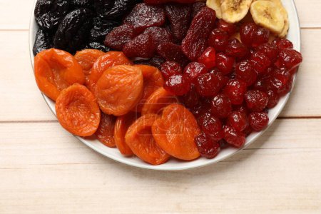 Téléchargez les photos : Délicieux fruits secs sur table en bois blanc, vue sur le dessus - en image libre de droit