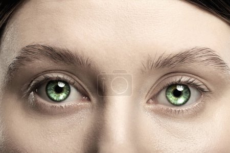 Beautiful woman with captivating green eyes, closeup