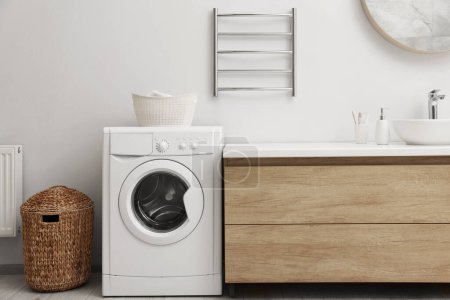 Stilvolles Badezimmer mit beheiztem Handtuchhalter und Waschmaschine